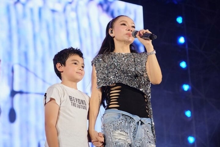Là nghệ sĩ biểu diễn tại đêm nhạc HOZO Super Fest 2023, Thu Minh gây chú ý với vóc dáng quyến rũ cùng loạt tiết mục sôi động. Ở màn giao lưu, nữ ca sĩ bất ngờ mời lên sân khấu một khán giả nhí đặc biệt. Trong khi còn chưa kịp chia sẻ về danh tính thì cậu bé đã hào hứng giới thiệu mình là Winston (biệt danh là Gấu), người Việt Nam - Hà Lan, đồng thời gửi lời cảm ơn đến khán giả đã ủng hộ mẹ của mình - ca sĩ Thu Minh. Người đẹp bất ngờ trước sự tự tin đáng yêu của con trai. (Theo: VTC News)