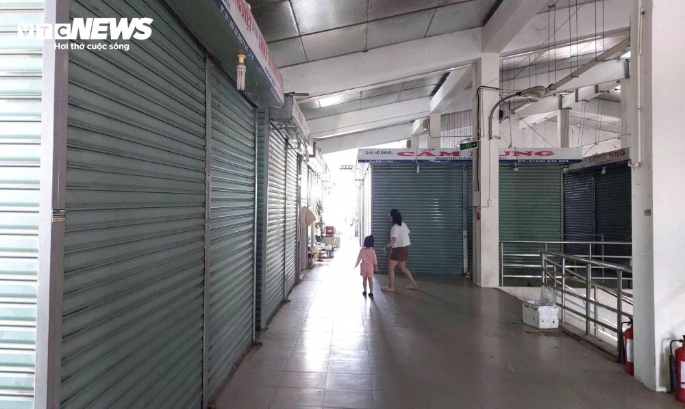 Tại chợ An Hải Bắc, dù là sáng chủ nhật, lại vào "cao điểm" mua sắm cuối năm nhưng cả tầng 2 của chợ không một bóng khách. Theo các tiểu thương, tình trạng buôn bán ế ẩm kéo dài cả năm nay nên nhiều người trụ không được, phải đóng cửa ki ốt. Những người cố cầm cự thì cũng ngày này qua tháng nọ lặp đi lặp lại "điệp khúc" sáng dọn hàng ra, tối thu hàng về chứ không bán được.