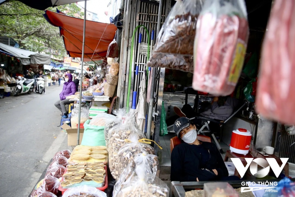 Những cửa hàng bên hông chợ Đồng Xuân, ở phố có rất nhiều chợ xây dựng quy mô cùng các trung tâm thương mại mới, nhưng thói quen mua bán ở những chợ vỉa hè đã thành một nếp sống lâu đời của người phố thị