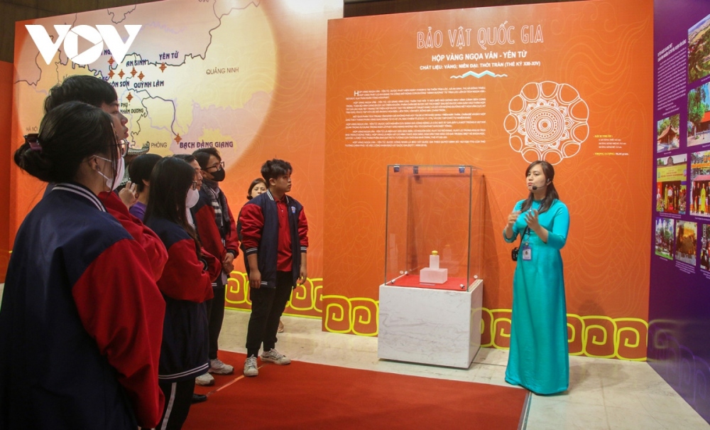 The statue is 83.8 cm high, which was carved from a monolithic block of stone dating to the 17th century. However, researchers believe that the stone block used to sculpt the statue was originally a component of the Hue Quang tower built during the Tran dynasty. The statue was recognized as a National Treasure in 2020.