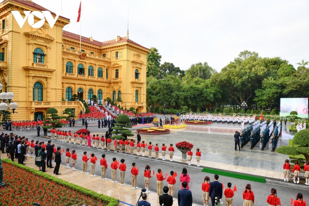 Party General Secretary Nguyen Phu Trong and his wife host a welcoming ceremony for the Chinese leader and his wife at the Presidential Palace in Hanoi on December 12.