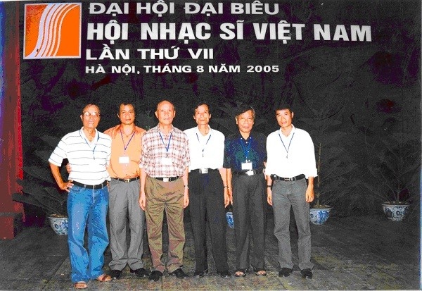 Nhạc sĩ Lê Minh Châu (trái) và các thành viên Hội Nhạc sĩ Việt Nam.