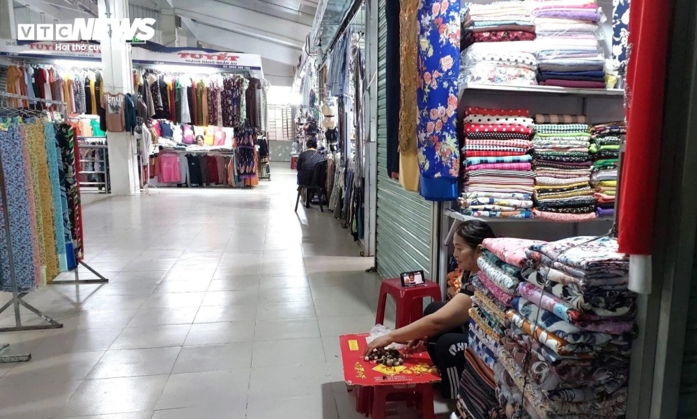 Chủ ki ốt quần áo Kim Thảo tại tầng 2 chợ An Hải Đông cho biết, chị buôn bán tại chợ đã 10 năm nhưng chưa bao giờ lâm cảnh bi đát như năm nay. "Dịp cao điểm mua sắm mùa Noel, Tết Dương lịch nhưng khu vực tầng 2 của chợ không một bóng khách. Đã hơn 10 ngày nay tôi cứ sáng dọn hàng hóa ra rồi tối dọn vào mà không bán được dù chỉ là một cái áo, cái quần. Mình lớn tuổi rồi, giờ đóng ki ốt thì cũng không biết làm nghề gì kiếm sống. Cố bám trụ bán hết hàng rồi tình tiếp nhưng chưa biết bao giờ mới bán được", chủ quầy hàng than thở.