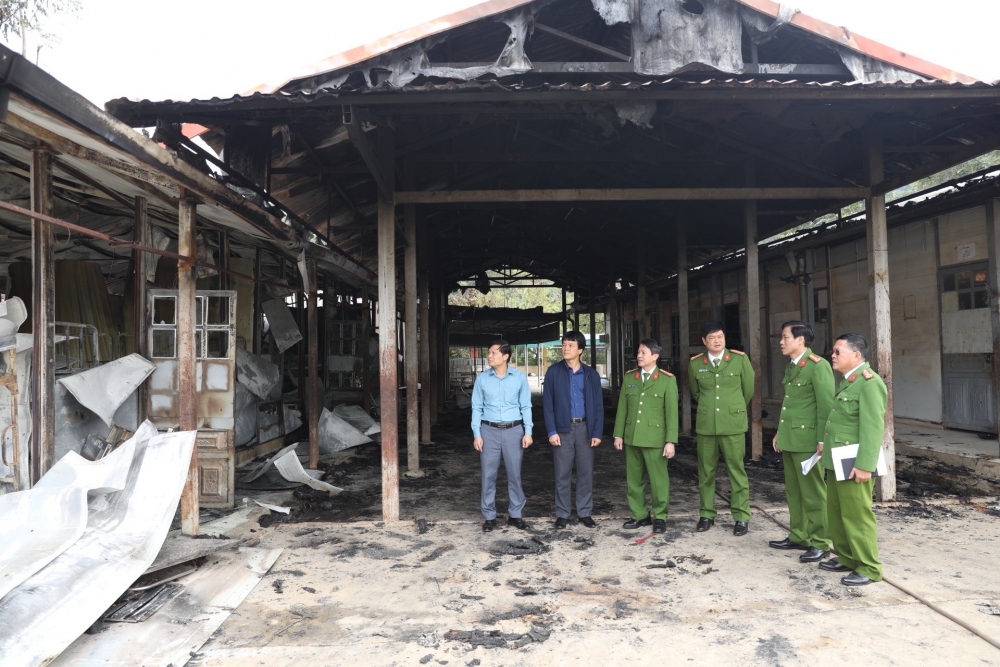 Các lực lượng chức năng có mặt tại hiện trường vụ cháy nhà bán trú.