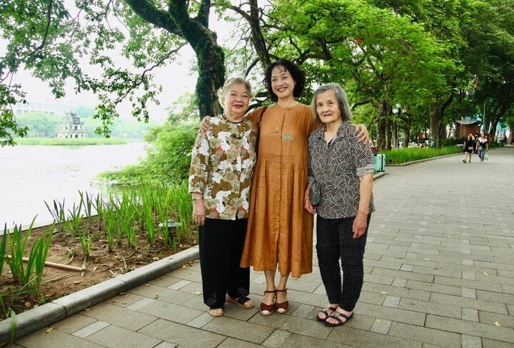 Con gái Lê Khanh qua chơi, đón bà đi dạo phố.