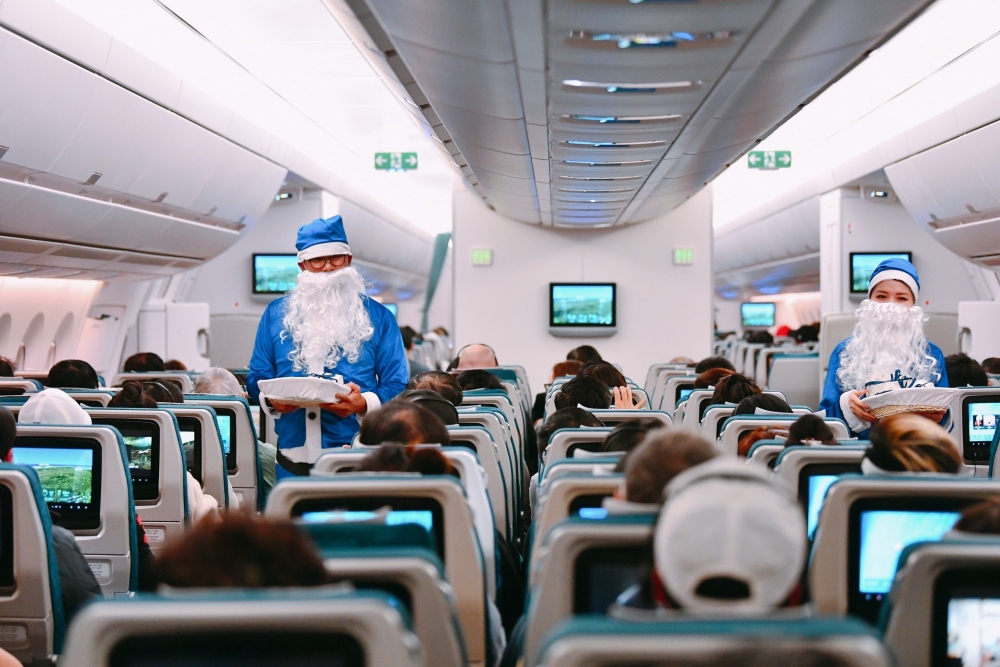 Trên các hành trình này, <a href="https://vov.vn/kinh-te/co-dong-lo-ngai-co-phieu-hvn-nguy-co-bi-huy-niem-yet-vietnam-airlines-len-tieng-post1065938.vov" target="_blank">Vietnam Airlines </a>mang đến một không gian bên trong khoang khách rực rỡ, từ vật phẩm trang trí, các chương trình giải trí đến các suất ăn, đồ uống đều mang đậm màu sắc, hương vị Giáng Sinh. Điểm nhấn thú vị nhất là các hành khách sẽ được gặp “ông già Noel” và nhận những món quà đáng yêu, thể hiện đúng tinh thần dịp lễ này.