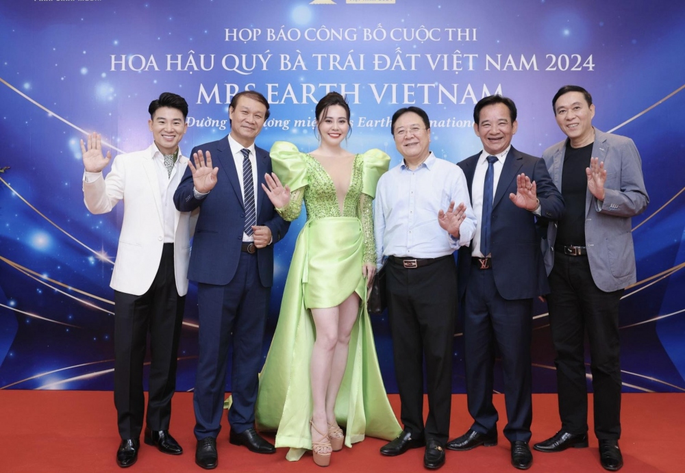 Các thành viên BGK của cuộc thi sẽ gồm: NSƯT Đỗ Kỷ, NSƯT Tiến Quang, NSND Nguyễn Hải, Hoa hậu Phan Kim Oanh, Hoa hậu Sao Mai, Á hậu Quách Thị Thân, Á hậu Minh Huệ, ca sĩ Việt Tú.