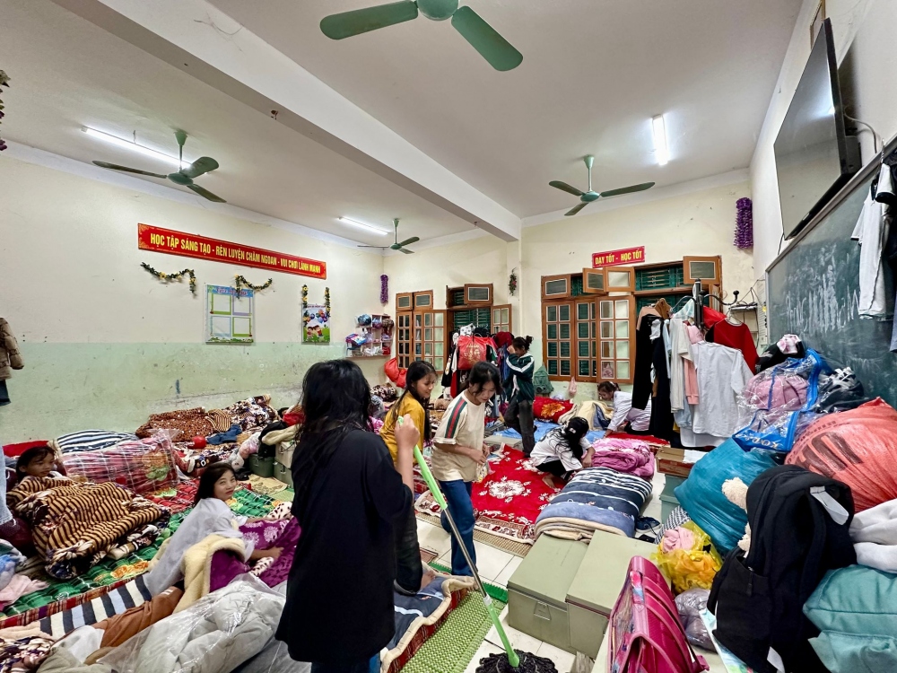 Học sinh Trường PTDT Bán trú Tiểu học và THCS Nà Khoang được bố trí ở tạm thời trong các phòng lớp học.