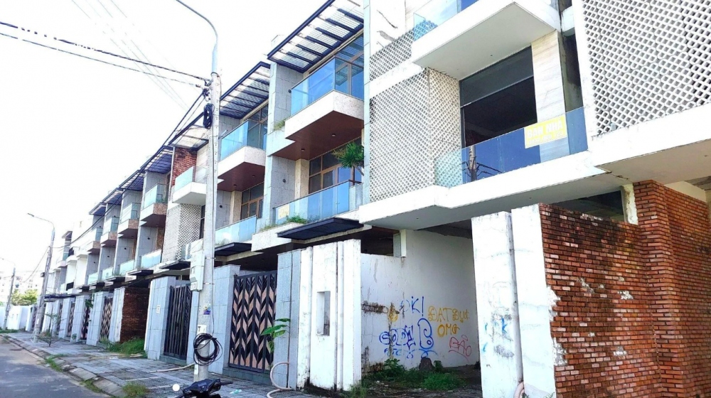 Đây là những khu shophouse thuộc Dự án Marina Complex do Công ty CP Bến du thuyền Đà Nẵng làm chủ đầu tư, được xây dựng từ năm 2016. Toàn dự án gồm 6 block với 100 căn, được chào bán năm 2019 với giá 10 - 12 tỷ đồng.
