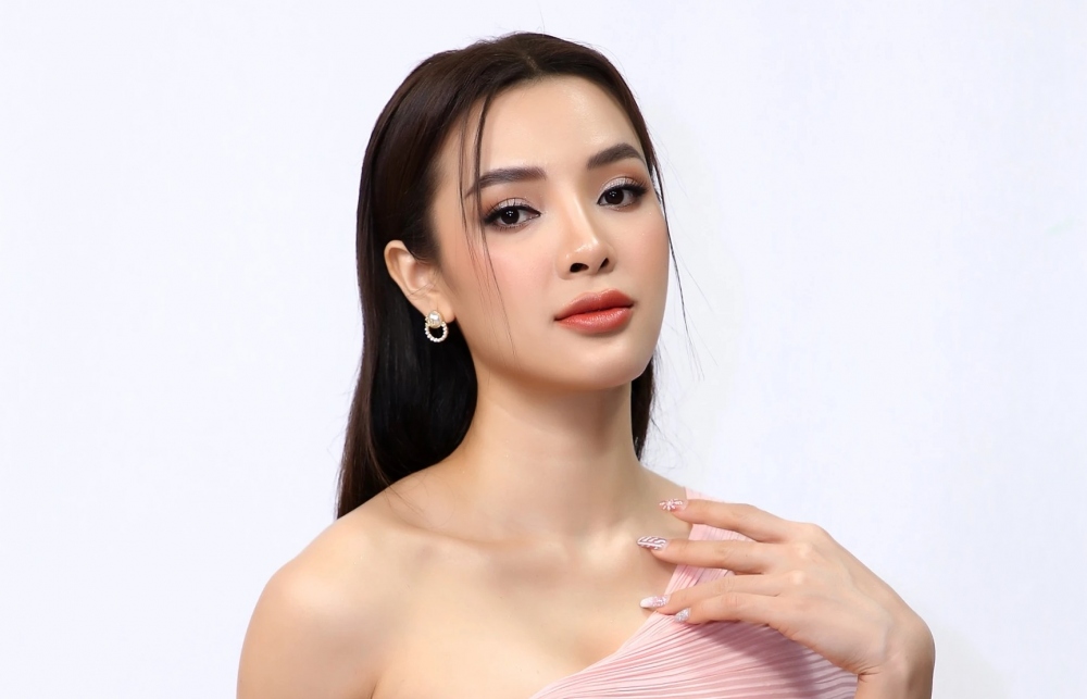 Trở lại sân khấu sau khi sinh em bé được ba tháng, Phương Trinh Jolie ấp ủ nhiều dự án nghệ thuật cho riêng mình. Nữ ca sĩ nôn nao được trở lại sân khấu âm nhạc. Đó là lý do sau khi em bé được vài tháng, cô bắt đầu tập luyện show diễn kỷ niệm 17 năm ca hát. Giọng ca 8X trải lòng: "Tôi luôn cố gắng hết sức mình để nuôi dưỡng niềm đam mê của một người nghệ sĩ". (Theo: Thanh niên)