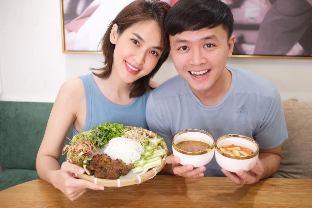 Tú Vi - Văn Anh là một trong những cặp đôi nghệ sĩ có hôn nhân hạnh phúc, ngọt ngào. Chuyện tình của cặp đôi bắt đầu sau khi cả 2 cùng hợp tác trong phim Bếp hát (2011). Khi đó, Văn Anh và Tú Vi rất thoải mái thể hiện tình cảm với nhau. Xuất hiện trong chương trình The Khang show, Tú Vi tiết lộ khi mới gặp nhau, cô đã nghi ngờ... giới tính của Văn Anh. Thậm chí, nữ diễn viên không ngại hỏi thẳng Văn Anh về giới tính, để biết cách cư xử chừng mực.
Song, Tú Vi cũng thừa nhận bản thân bị thu hút bởi ngoại hình điển trai của chồng. Nguồn: Dân trí