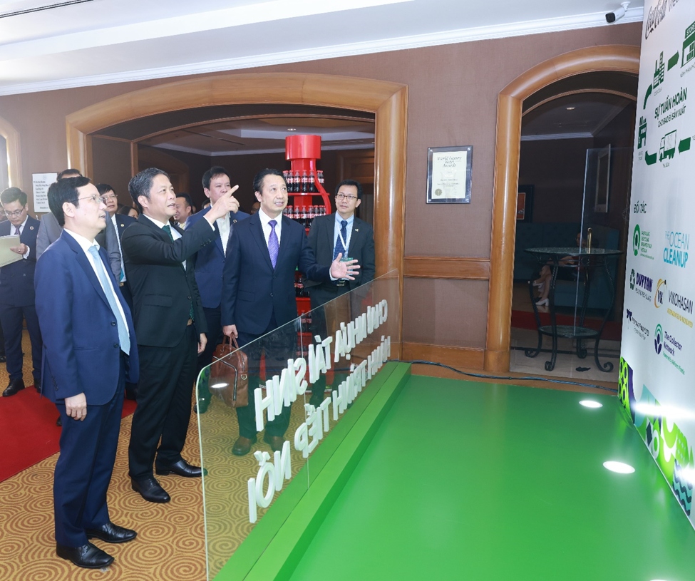 Ông Trần Tuấn Anh - Ủy viên Bộ Chính trị, Trưởng Ban Kinh tế Trung ương (ở giữa); Ông Phạm Tấn Công - Chủ Tịch VCCI, Ông Nguyễn Quang Vinh - Phó Chủ Tịch VCCI, Chủ Tịch VBCSD tham quan khu vực triển lãm của Coca-Cola tại sự kiện