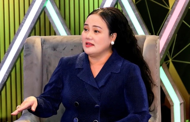 Chia sẻ về hành trình hoạt động nghệ thuật của mình, Thanh Ngọc cho biết từ năm 12 tuổi, cô đã được lên sân khấu biểu diễn vở Phạm Công - Cúc Hoa. Thời điểm đó, vì còn khá nhỏ nên nữ nghệ sĩ không tránh khỏi những lo lắng. “Căng thẳng lúc đó là trong sự hồn nhiên. Chia sẻ thêm về bản thân, Thanh Ngọc thừa nhận: “Trong gia đình tôi sợ nhất là chị hai Thanh Hằng". Nghệ sĩ cải lương nói thêm cô thường mất ngủ khi trăn trở về con đường nghệ thuật mà mình tôn trọng. Nữ khách mời tâm sự bản thân sợ nhất là khi làm sai hoặc nói những lời lẽ không hay khiến cho người thân và bạn diễn tổn thương. (Nguồn: Thanh niên)