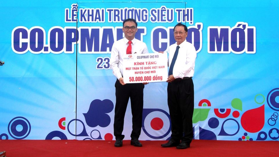 Co.opmart Chợ Mới đã trao tặng 50 triệu đồng cho Ủy ban MTTQ Việt Nam huyện Chợ Mới