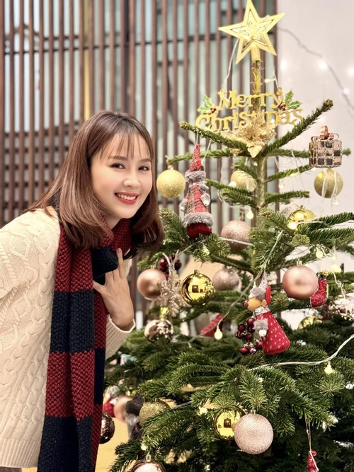 Diễn viên Hồng Diễm khoe ảnh hào hứng đón Giáng sinh cận kề.  "Cuối năm nay bận rộn quá, may là vẫn kịp có vài kiểu ảnh bên cây thông tươi thơm lừng trước thềm Noel. Chúc mọi nhà đón mùa Giáng Sinh an lành, ấm áp, đầy niềm vui bên những người thân yêu", diễn viên Hồng Diễm viết. (Nguồn: VietNamNet)