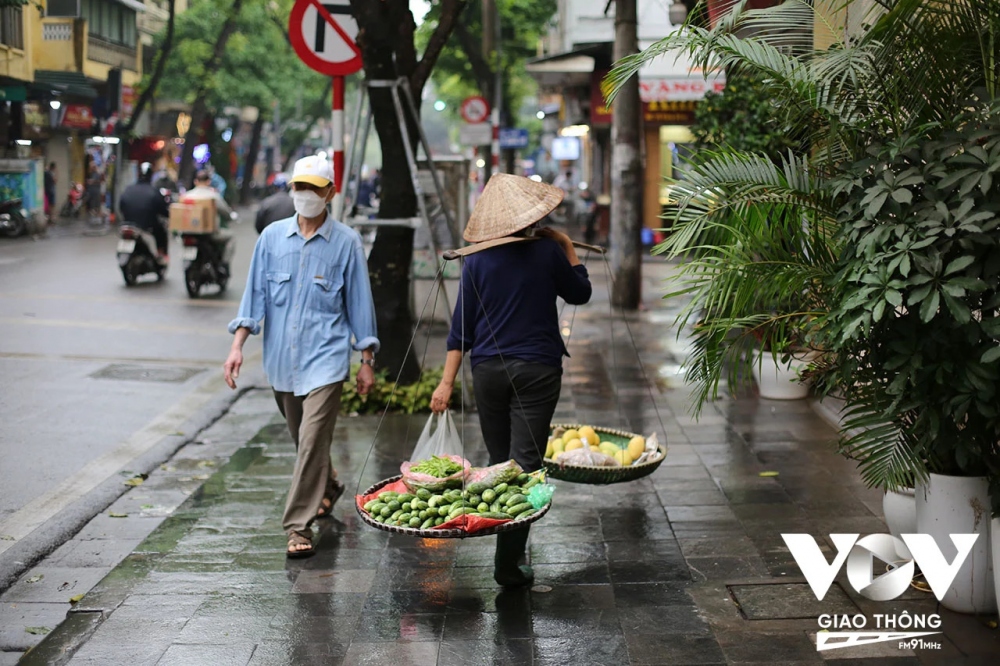 Những gánh hàng rong khắp phố, với những món hàng từ quê mang ra phục vụ người thành thị