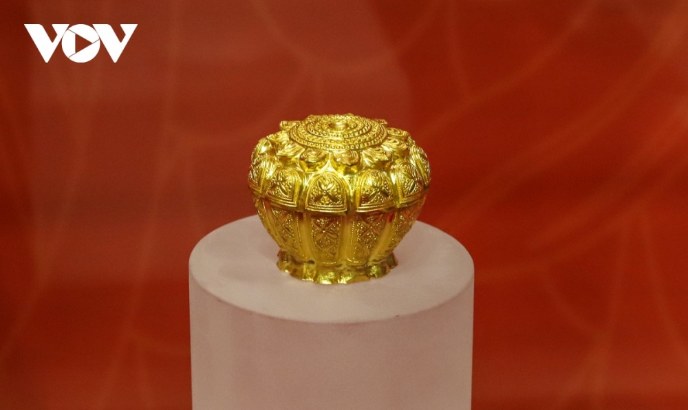 The unique original artifact that history and culture lovers can admire with their own eyes is National Treasure ‘Ngo Van - Yen Tu Gold Box’. The gold box was discovered on June 21, 2012 in Trai Loc village of Dong Trieu town, Quang Ninh province, during construction to expand the pilgrimage road to Ngoa Van relic where King Tran Nhan Tong was said to transform into Buddha.