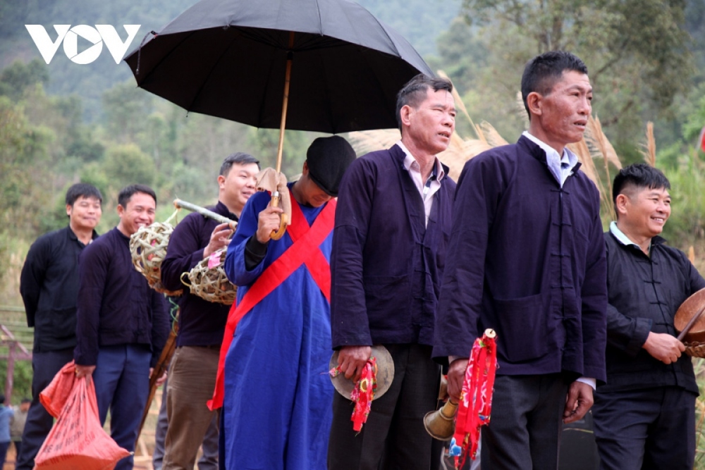 The wedding normally takes place at the end of the year, after the rice harvest.