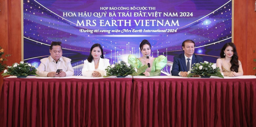 Các thành viên Ban giám khảo và Ban tổ chức thông tin về Hoa hậu Quý bà Trái đất 2024.