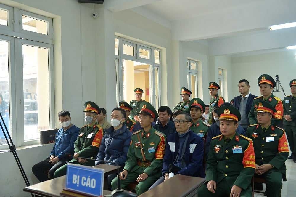 Từ trái sang: Phan Quốc Việt và Hồ Anh Sơn (mặc áo xanh sẫm, đeo khẩu trang)