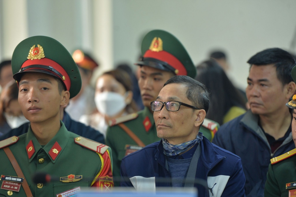 Bị cáo Trịnh Thanh Hùng (đeo kính) tại phiên tòa