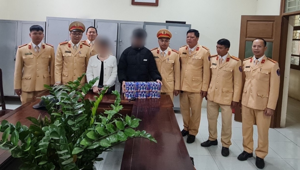P.Đ.K (sinh năm 2002, ở khối 5, thị trấn Bình Minh) và bạn gái N.T.D (sinh năm 2003, ở xóm 6, xã Kim Chính, huyện Kim Sơn) cùng tang vật tại công an huyện Kim Sơn