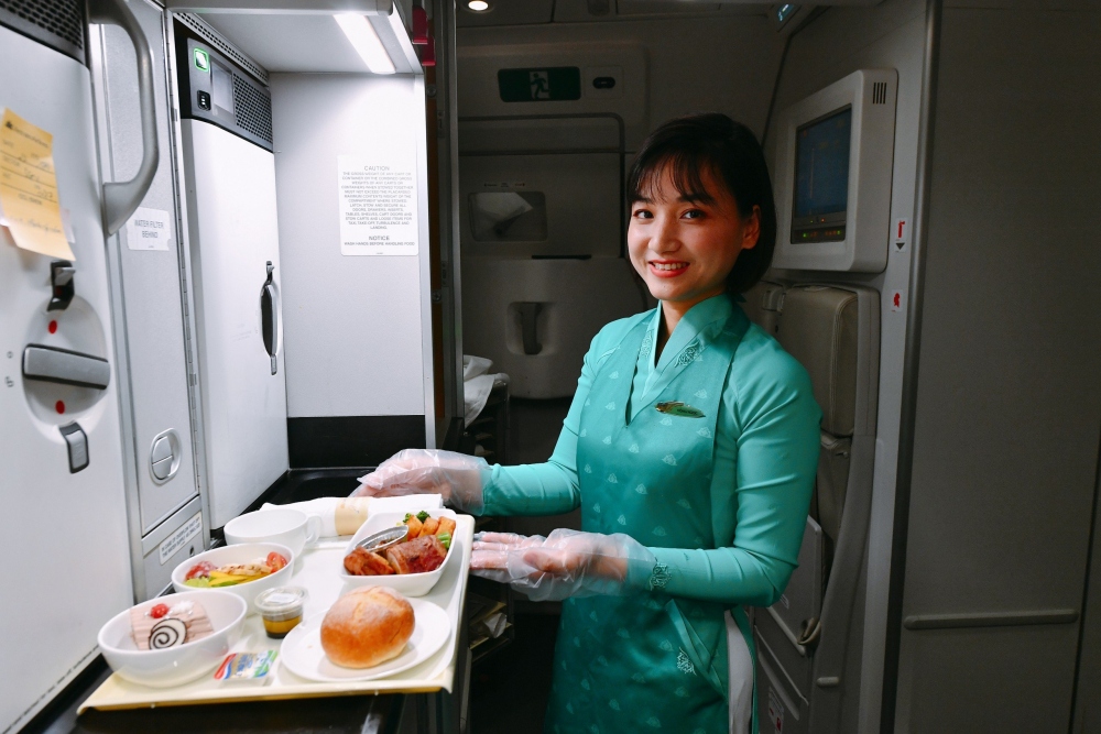 Tùy vào các chặng bay khác nhau, Vietnam Airlines sẽ thay đổi thực đơn trong suất ăn của hành khách. Một số món ăn được sử dụng trong menu dịp lễ lần này như: lườn gà nướng với phomai và rau củ; ba chỉ cuộn lườn gà tây nhồi phô mai bỏ lò với sốt Chaseur; thịt gà nấu vang đỏ với mỳ ống và rau; bán Christmas Log; v.v….