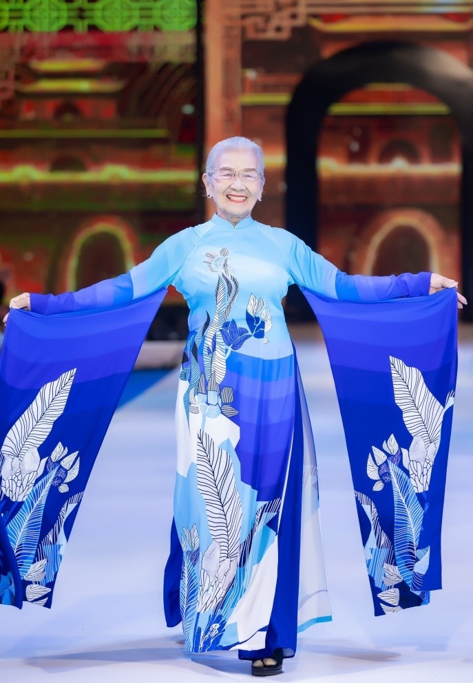 Tuổi 91, NSƯT Phi Điểu vẫn miệt mài đi diễn, không mong cầu danh hiệu NSND. "Bạn bè tôi nhiều người còn hơn cả mình. Quan trọng là được bà con yêu mến, biết đến mình là sự may mắn. Mình còn phục vụ được là vui rồi. Cái gì đến thì tự nhiên đến, còn tôi không mưu cầu điều gì. Tôi còn làm được gì cho mọi người thì cứ làm", bà nói. (Theo: Vietnamnet)