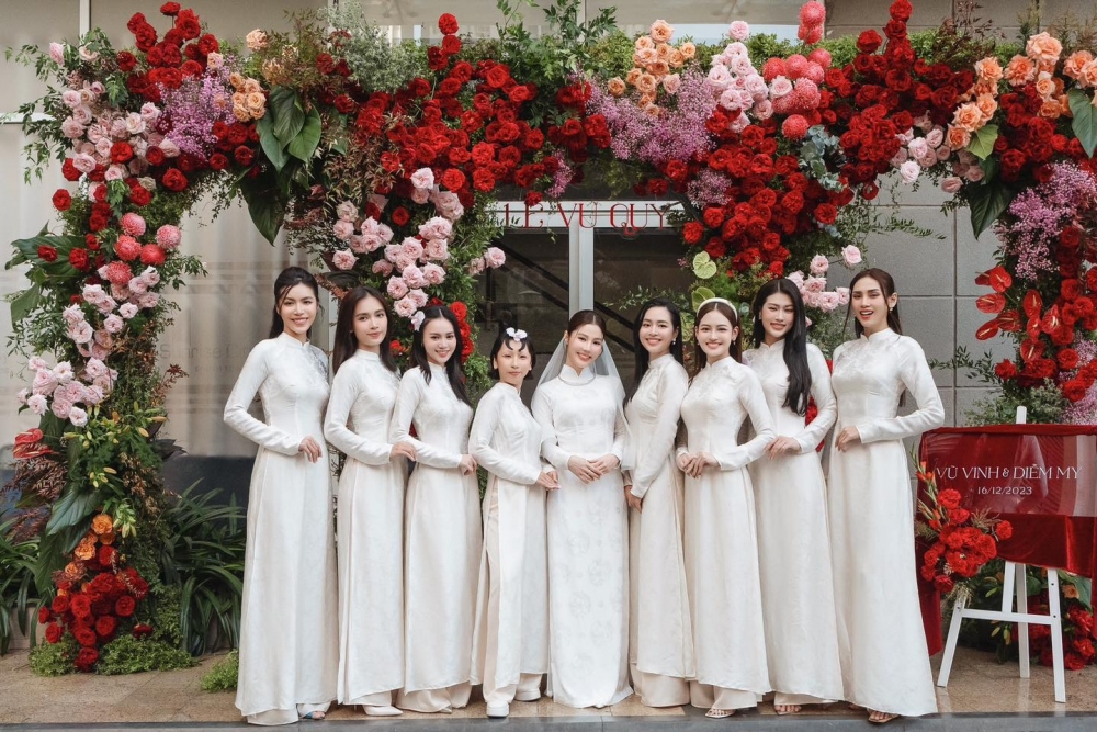 Đám hỏi của Diễm My 9X và doanh nhân Vinh Nguyễn diễn ra ngày 16/12, tại TP HCM. Những người đẹp: Võ Hoàng Yến, Minh Tú, Lan Ngọc, Thùy Anh, Ái Phương... giữ vai trò phù dâu. Liêu Hà Trinh làm MC còn Diệu Nhi là trưởng đoàn phù dâu. Đám cưới cặp đôi sẽ diễn ra ngày 21/12. (Theo: Người lao động)
