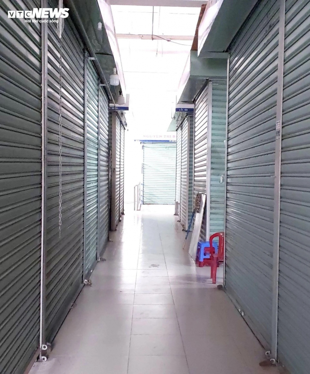 Chợ không một bóng khách, nhiều tiểu thương chấp nhận đóng cửa ki ốt, những người cố gắng duy trì thì cũng chỉ ngồi chuyện phiếm giết thời gian.