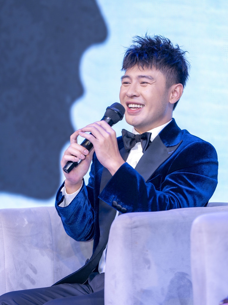 Sau nhiều năm không hoạt động, Hoàng Hải gặp khó khăn bắt nhịp xu hướng âm nhạc, hiện vẫn thấy như người mới vào nghề. Anh học lại gần như toàn bộ từ nhạc số đến truyền thông. Chương trình Ca sĩ mặt nạ thay đổi cuộc sống của Hoàng Hải. Cát-sê tăng gấp 3 lần, lịch biểu diễn dày kín cả tháng. Dịp này, anh phủ nhận tin đồn "giàu có nên lười hát". Theo giải thích, ở giai đoạn đỉnh cao sự nghiệp, Hoàng Hải mất lửa nghề nên dần hạn chế hoạt động. Mỗi tháng, anh đi diễn 1-2 show để nhận cát-sê vừa đủ sống, số tiền tiêu luôn ít hơn số kiếm được.
Ngoài ra, anh thích đi chơi hơn đi làm, thu nhập không cao đổi lại cuộc sống tự tại, ít áp lực. Về đời tư, ca sĩ chưa kết hôn, hài lòng với cuộc sống hiện tại. (Nguồn: VietNamNet)