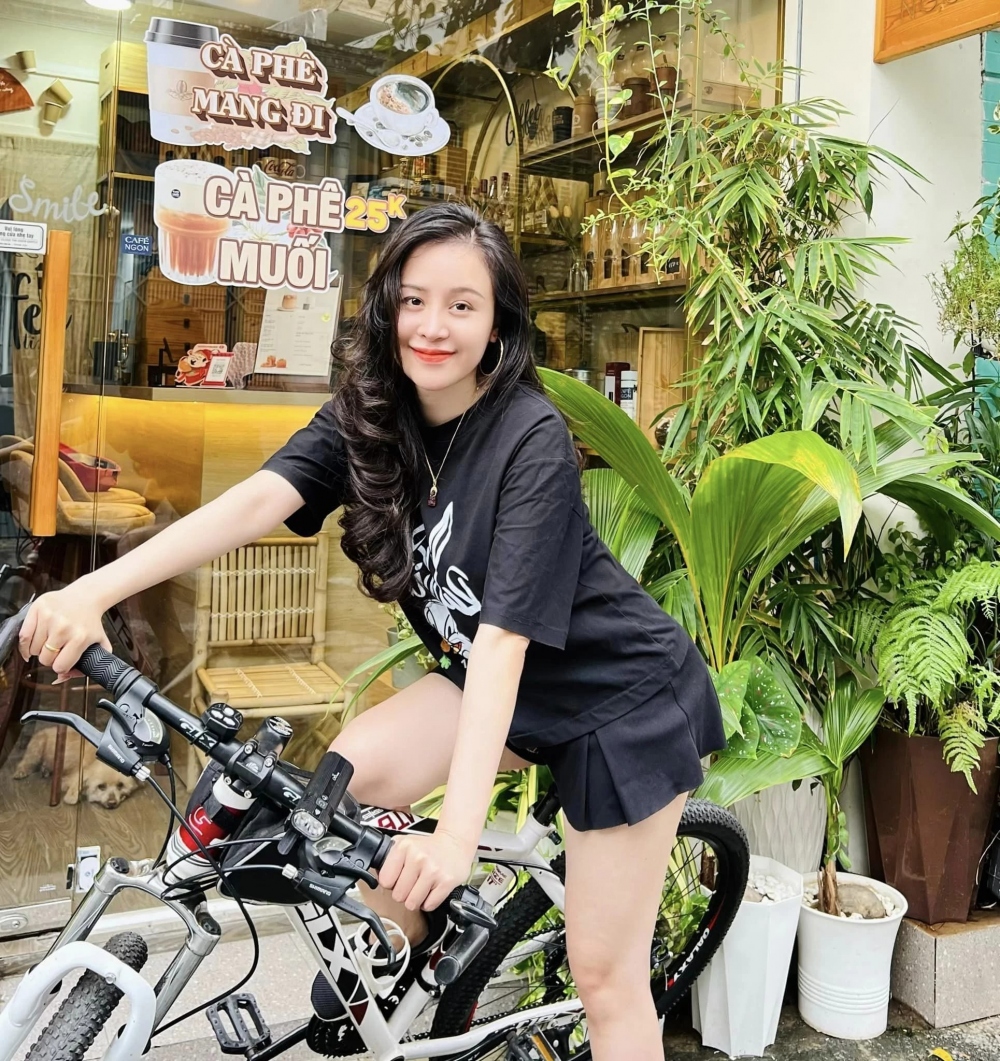 'Bà Tưng' Huyền Anh chia sẻ khi bước sang tuổi 30, cô sống chậm lại, bớt bon chen. Người đẹp hiện đang kinh doanh nhỏ, không ngại khi bị nói 'hết thời đi bán cà phê'. Huyền Anh cho biết hiện tại cuộc sống của cô đang ổn định và bình yên. Chính điều đó khiến người đẹp sinh năm 1993 thấy hài lòng với những gì mình đang có. “Tôi cảm thấy mình may mắn vì đã từng nhận nhiều cơ hội cho công việc giải trí. Và tôi phải thấy đủ, biết sống chậm lại đúng lúc thì cuộc sống mới an lành được”, Bà Tưng chiêm nghiệm (Nguồn: Thanh niên)