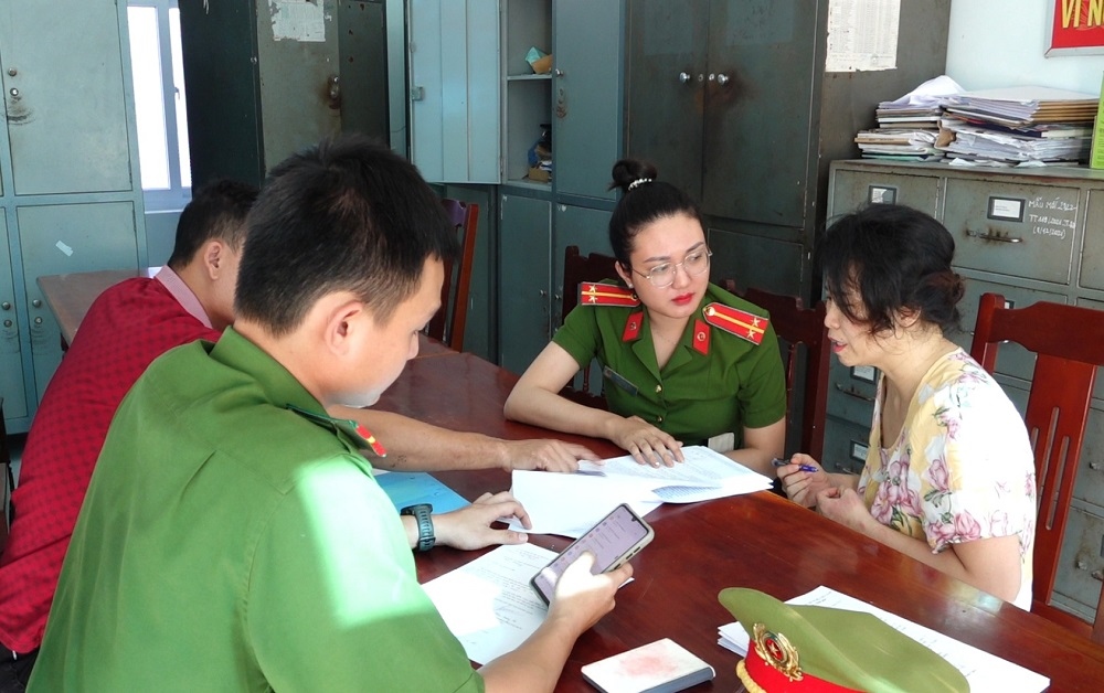 Đối tượng Nguyễn Thị Hoài Phi tại cơ quan công an. Ảnh: CANT