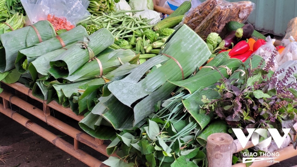 Nào rau, củ, bánh trái được gói trong những tàu lá chuối cho đến những sản vật của nhà nông