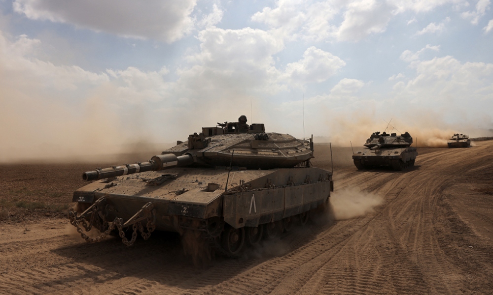 Xe tăng chủ lực Merkava của Israel di chuyển gần Dải Gaza ngày 13/10. Ảnh: AFP