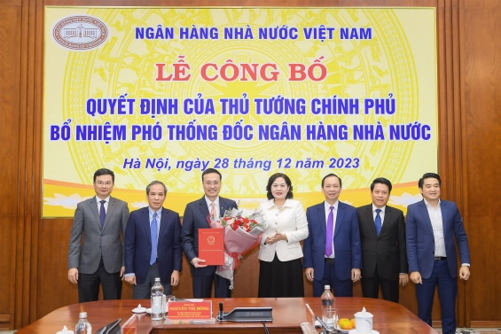 Các đồng chí trong Ban Cán sự Đảng, Ban Lãnh đạo NHNN chúc mừng đồng chí Phạm Quang Dũng