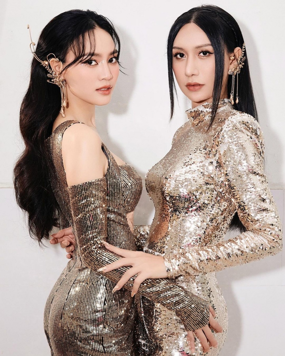 Lynk Lee là một trong những "chị đẹp" đang thu hút sự chú ý tại chương trình Chị đẹp đạp gió rẽ sóng 2023. Hậu phẫu thuật chuyển giới, ca sĩ gốc Bắc Giang theo đuổi gu ăn mặc nữ tính, gợi cảm pha chút mong manh. Ngoài đời, Lynk Lee gây ấn tượng bởi vóc dáng mảnh mai. Cô dễ tạo kiểu với nhiều phong cách váy áo khác nhau nhờ lợi thế hình thể. (Theo: Dân trí)