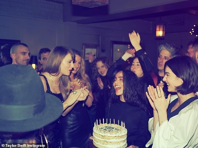 Economic Times cho rằng, ở tuổi 34 Taylor Swift hiện thực hóa thành công giấc mơ trở thành nữ tỷ phú tự thân trẻ nhất nước Mỹ. Cô trở thành hình mẫu mới cho giới ca sĩ tại Hollywood: hát hay, kiếm tiền giỏi và biết kinh doanh. Trong giới nghệ sĩ, không mấy ai làm được như Taylor Swift.