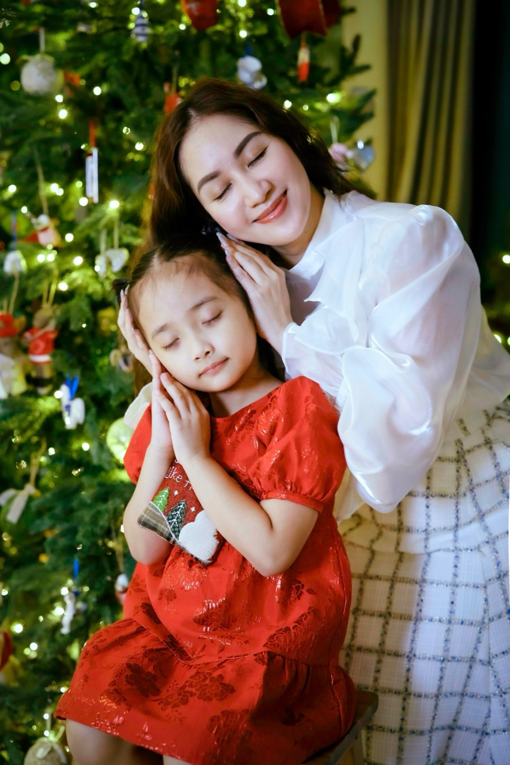 Phan Hiển thổ lộ rằng, sau khi sinh Lisa, tâm lý của bà xã thay đổi liên tục vì chứng trầm cảm. Đã có kinh nghiệm từ hai lần vợ sinh trước đây nên anh luôn cố gắng ở bên và chiều chuộng bà xã hết mức có thể.