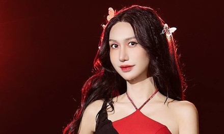 Ở vòng công diễn ba phát sóng tối 23/12, nhóm Lan Ngọc, Uyên Linh, Thanh Ngọc, Lynk Lee biểu diễn tiết mục Vì sao (Khởi My). Các thành viên thống nhất kể câu chuyện người phụ nữ hiện đại và quá trình vượt qua sự đau khổ khi yêu, sống một cuộc đời mới. Lynk Lee được chọn thực hiện màn ngã người từ trên cao xuống, thể hiện sự dằn vặt trong tình cảm. Cố vấn Trần Thành Trung cho biết thót tim trước động tác mạo hiểm này của ca sĩ. 
Lynk Lee nói cô vốn sợ độ cao nhưng muốn bước qua giới hạn của bản thân, cùng đồng đội tạo nên một tiết mục trọn vẹn. Trước đó, cô cũng có màn đu dây trên cao trong vòng công diễn đầu. (Nguồn: VnExpress)