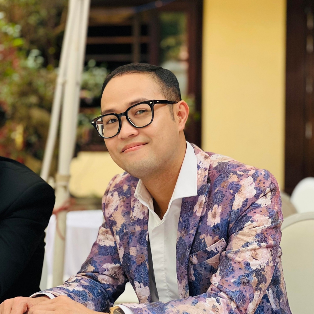 Bén duyên và hoạt động nghệ thuật gần 20 năm nhưng gần đây, Thái Sơn mới được công chúng biết đến rộng rãi. So với đàn em, nam nghệ sĩ được ví là "bông hoa nở muộn".