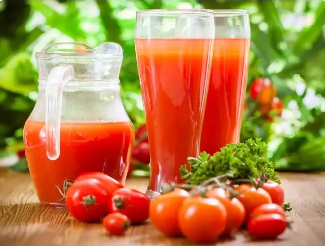 Nhiều người đã rèn luyện cho mình thói quen uống một ly nước ép cà chua vào mỗi buổi sáng thức dậy. Nước ép cà chua không chỉ mang đến hương vị thơm ngon mà còn đem lại vô số lợi ích góp phần bảo vệ sức khỏe tổng thể. Dưới đây là những lý giải vì sao bạn nên sử dụng nước ép cà chua khi dạ dày của bạn đang rỗng.