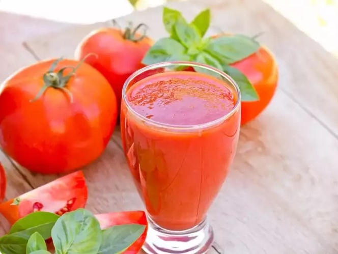 Tính chất kiềm hóa: Nước ép cà chua dù có vị chua nhưng lại có tác dụng kiềm hóa cơ thể. Bắt đầu ngày mới với nước ép cà chua sẽ giúp cân bằng độ pH trong cơ thể, tạo môi trường kiềm hỗ trợ hoạt động tối ưu của các hệ thống trong cơ thể.