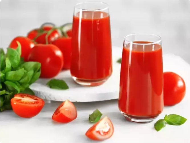 Giải độc: Nước ép cà chua là chất giải độc tự nhiên, hỗ trợ loại bỏ độc tố khỏi cơ thể. Uống nó khi bụng đói sẽ khởi động quá trình giải độc, làm sạch hệ thống tiêu hóa và thúc đẩy đường ruột khỏe mạnh hơn.