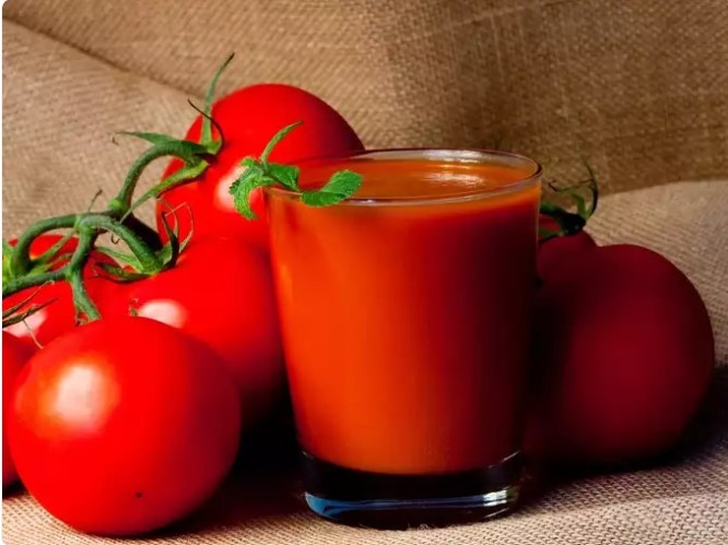 Hỗ trợ quản lý cân nặng: Đối với những người đang trên hành trình giảm cân nặng, việc uống nước ép cà chua khi bụng đói sẽ giúp ích rất nhiều. Nước trái cây có lượng calo thấp nhưng hàm lượng chất xơ của nó sẽ mang đến cảm giác no, từ đó hạn chế lượng calo dư thừa vào cuối ngày.