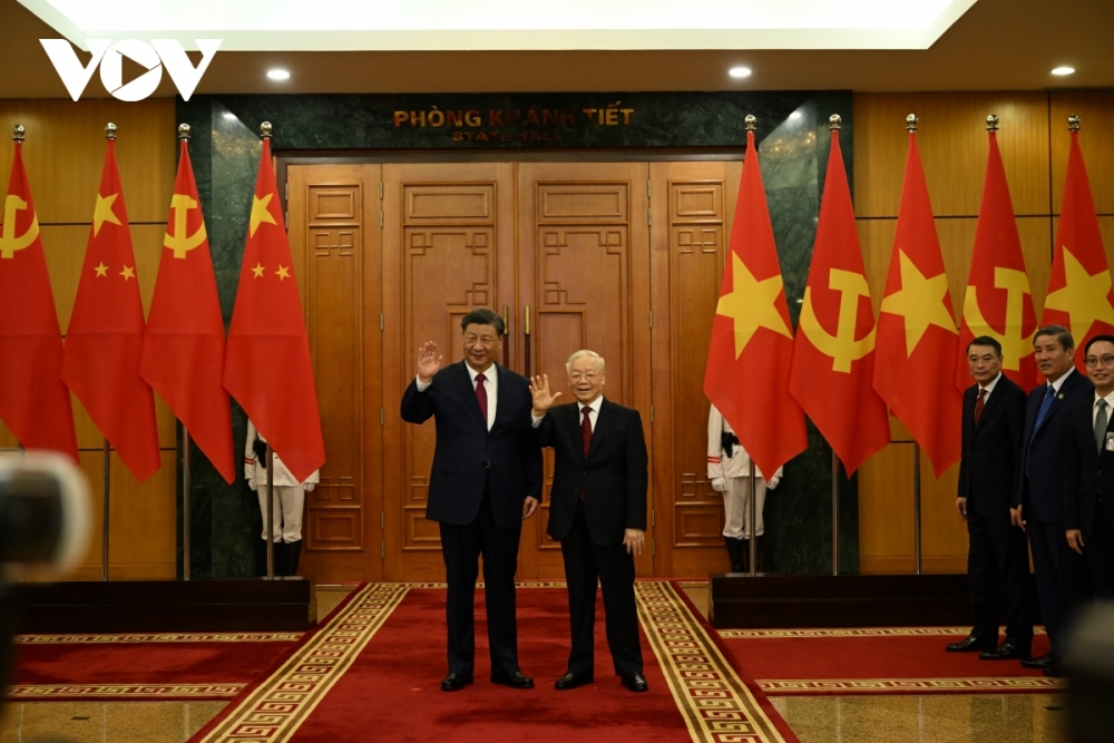 Shortly after the ceremony, the two Party leaders hold talks at the headquarters of the Party Central Committee in Hanoi.