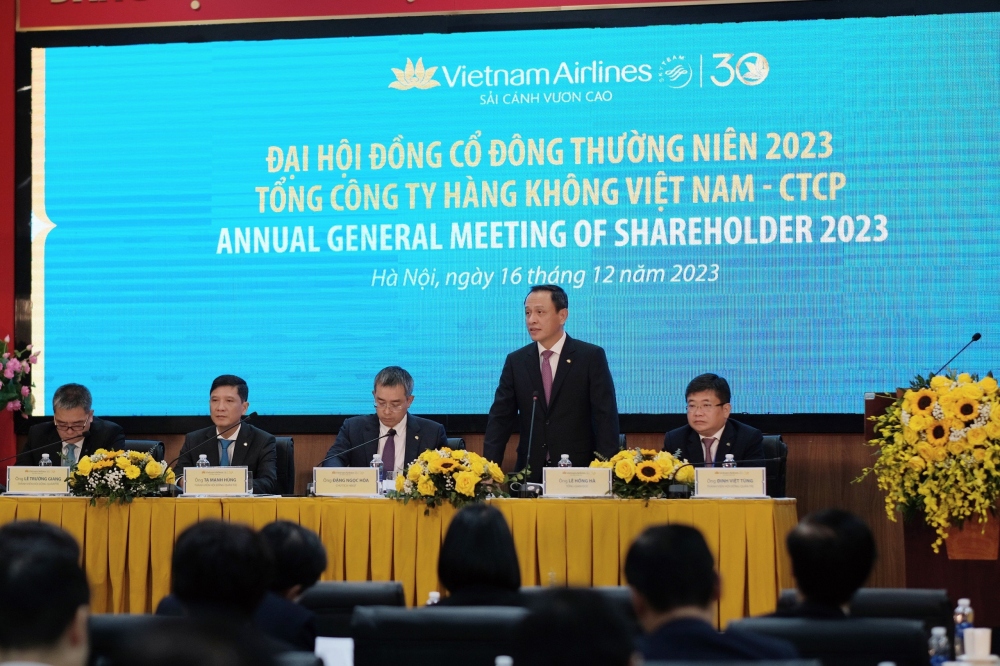 Ban Chủ tọa điều hành Đại hội cổ đông thường niên năm 2023 của Vietnam Airlines vào sáng 16/12.