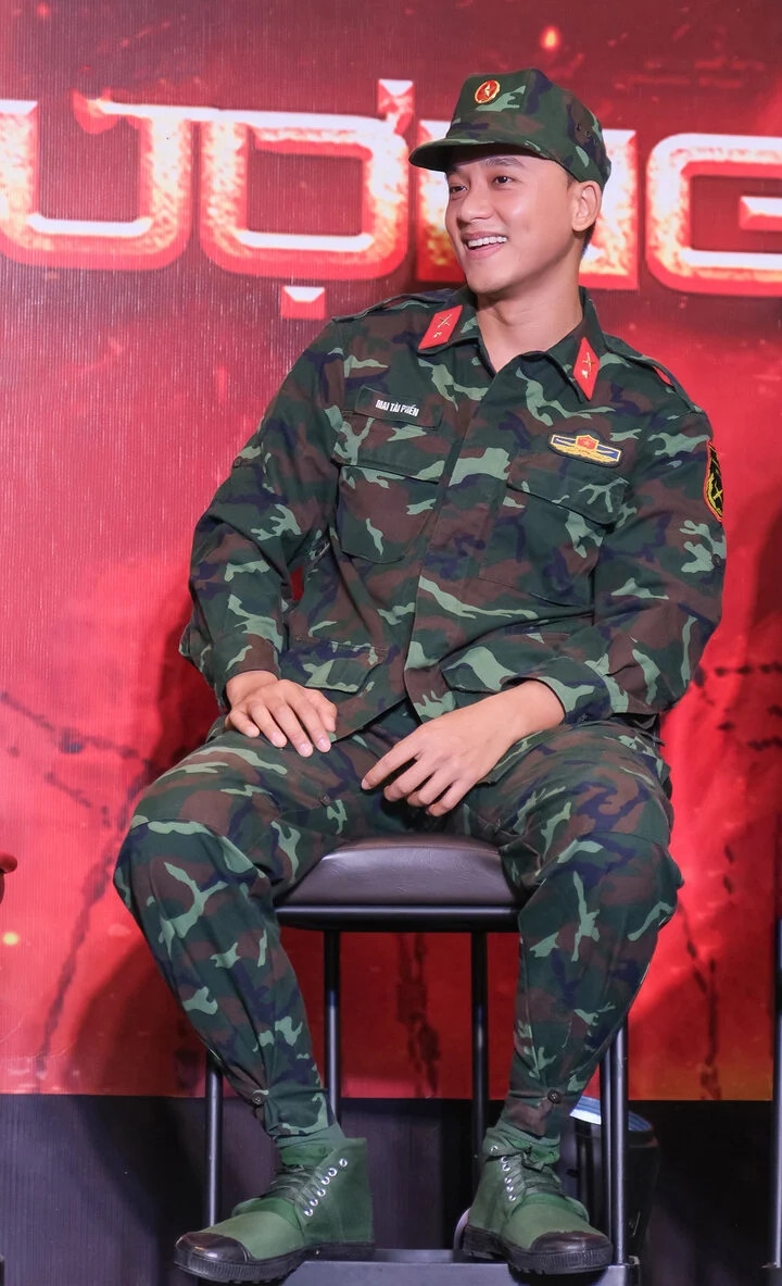 Mai Tài Phến cùng dàn nghệ sĩ được yêu cầu giới thiệu bản thân theo phong cách quân đội. Nam diễn viên sau đó giới thiệu họ tên, ngày tháng năm sinh. Đến phần tình trạng hôn nhân, anh chia sẻ một cách dõng dạc: "Tôi vẫn còn độc thân". Chia sẻ thêm về trải nghiệm khi tham gia chương trình, Mai Tài Phến tiết lộ: “Có những giây phút tôi muốn dừng lại khi khó khăn dồn dập ập đến. Nhưng sau tất cả, tôi đã vượt qua được chính bản thân, vượt qua những thử thách mà mình chưa bao giờ trải qua, giúp mình tự tin, kiên trì và quyết tâm hơn". Anh cũng khẳng định 8 ngày đi quay chương trình còn vất vả hơn 30 ngày đi đóng một bộ phim. (Nguồn: VTC News)