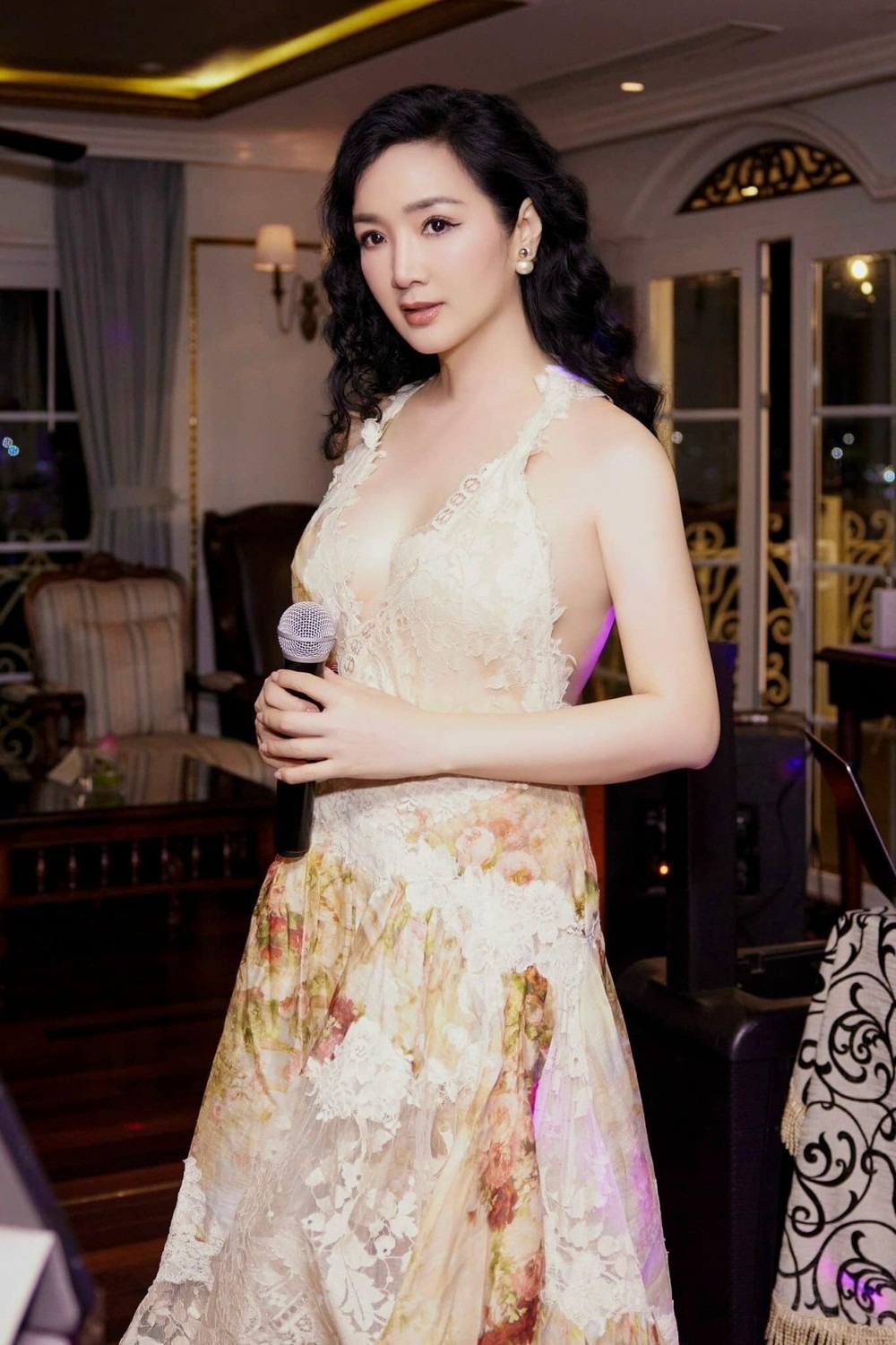 Hoa hậu Giáng My khoe loạt ảnh mới trẻ đẹp với váy hoa gợi cảm. Cuộc sống ở tuổi 52 của Hoa hậu Đền Hùng luôn khiến khán giả ngưỡng mộ. "Nữ hoàng ảnh lịch" một thời duy trì ngoại hình tươi trẻ, tận hưởng sự bình yên. (Theo: VTC News)