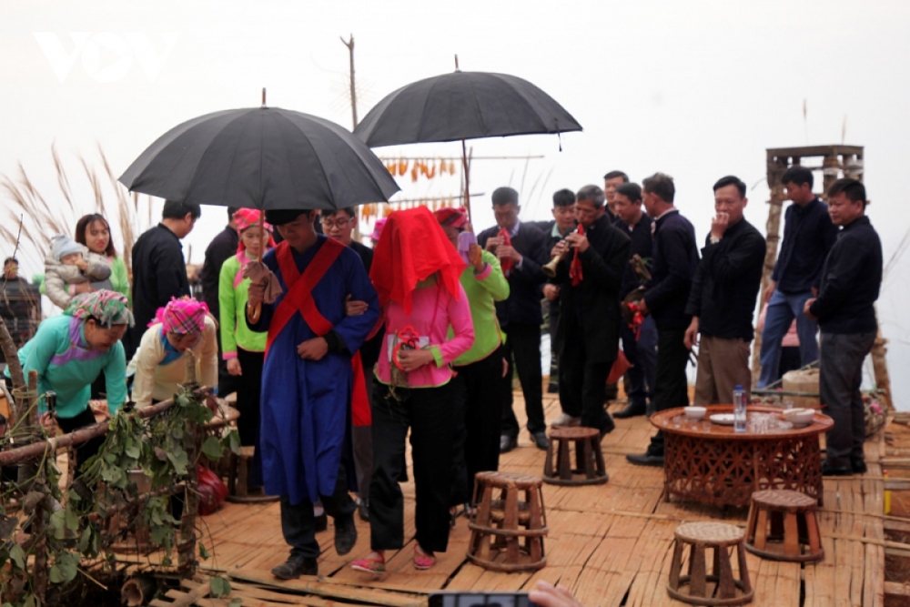 After the ceremony, the bridegroom takes home the bride in joy and happiness.